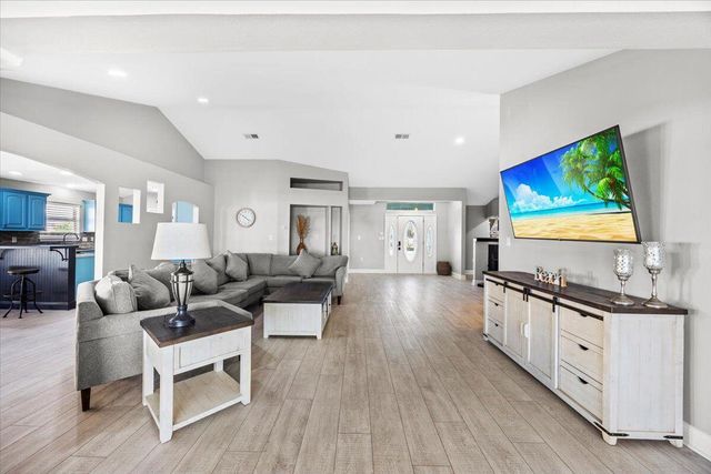 156 shoreline Drive, Mary Esther, FL 32569