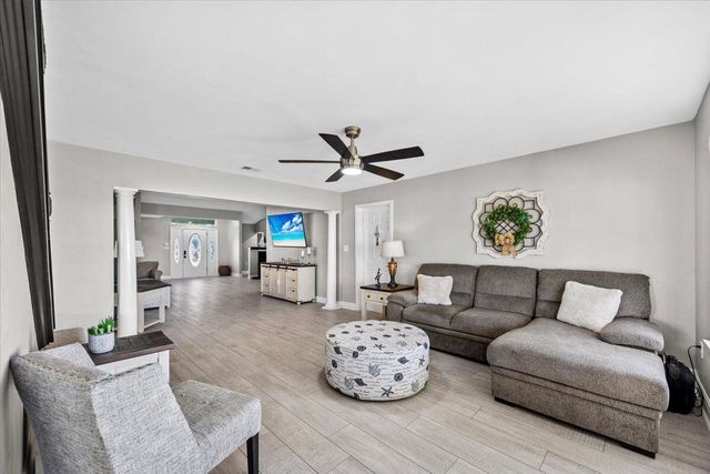 156 shoreline Drive, Mary Esther, FL 32569