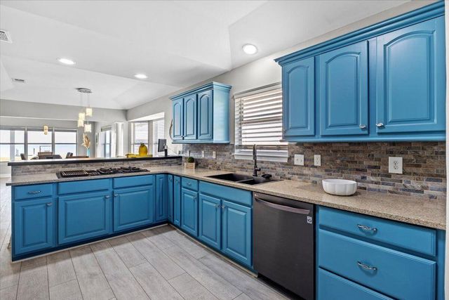 156 shoreline Drive, Mary Esther, FL 32569