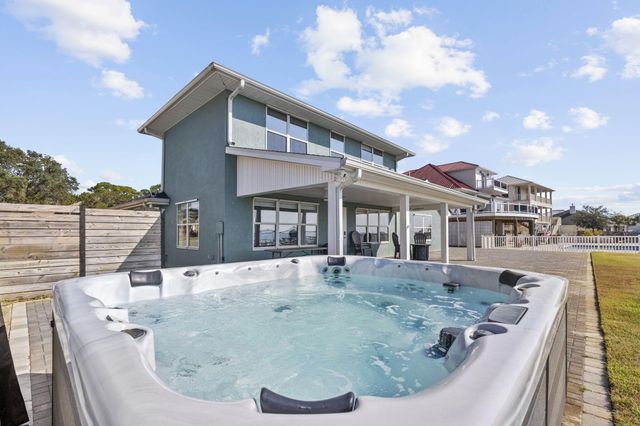 156 shoreline Drive, Mary Esther, FL 32569