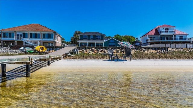 156 shoreline Drive, Mary Esther, FL 32569