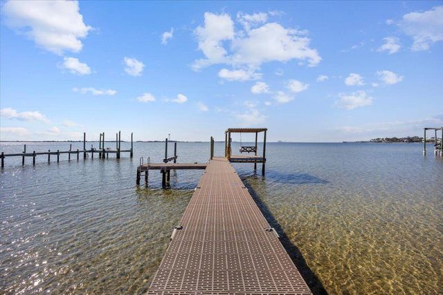 156 shoreline Drive, Mary Esther, FL 32569