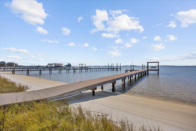 156 shoreline Drive, Mary Esther, FL 32569