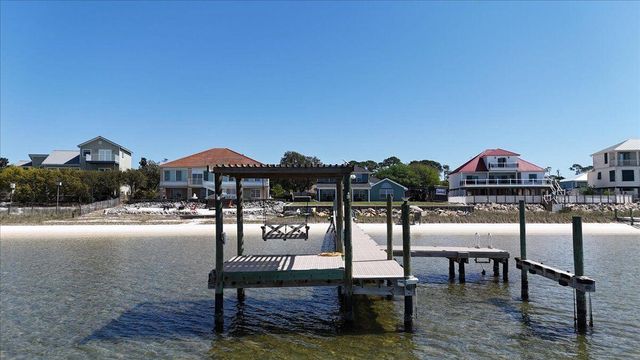 156 shoreline Drive, Mary Esther, FL 32569