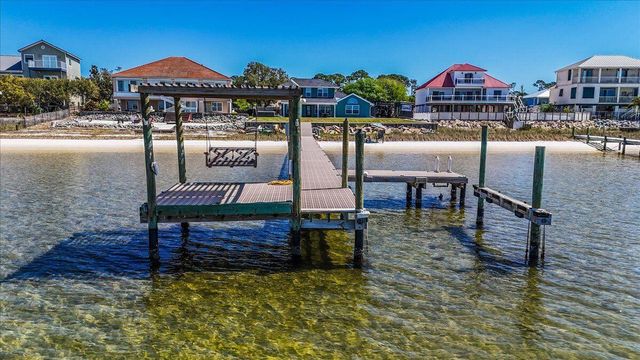 156 shoreline Drive, Mary Esther, FL 32569