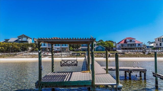 156 shoreline Drive, Mary Esther, FL 32569