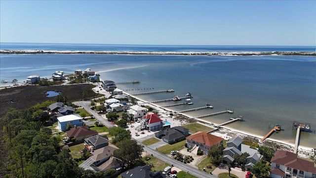 156 shoreline Drive, Mary Esther, FL 32569