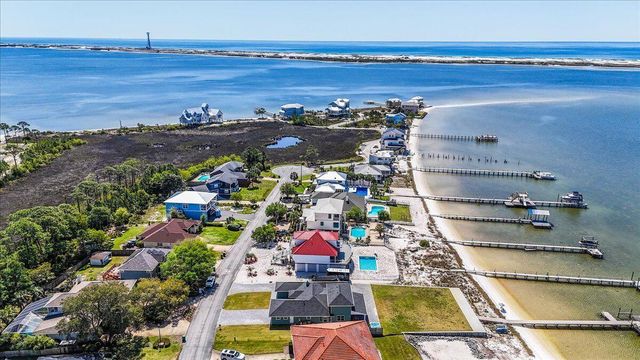 156 shoreline Drive, Mary Esther, FL 32569