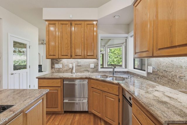 235 Glenoak Lane, Grants Pass, OR 97526