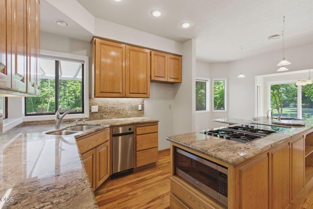 235 Glenoak Lane, Grants Pass, OR 97526
