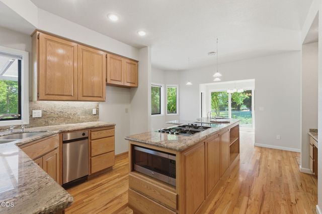 235 Glenoak Lane, Grants Pass, OR 97526