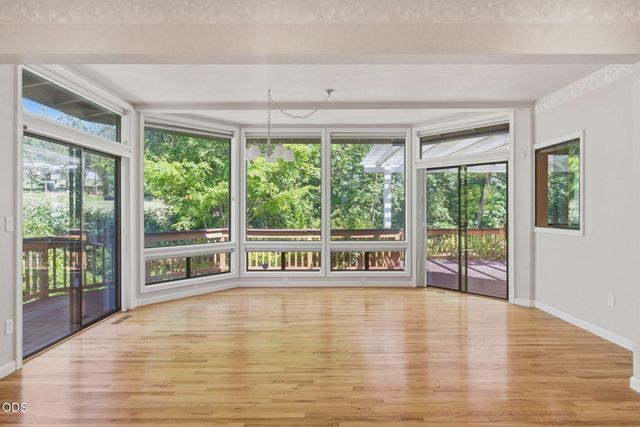 235 Glenoak Lane, Grants Pass, OR 97526