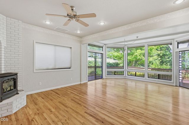 235 Glenoak Lane, Grants Pass, OR 97526