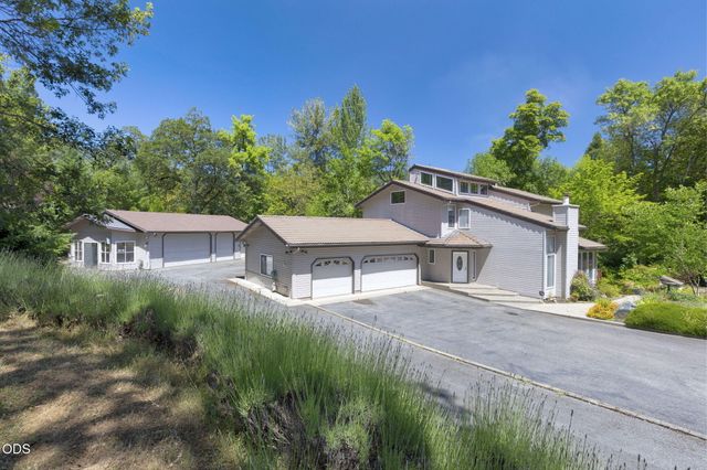 235 Glenoak Lane, Grants Pass, OR 97526