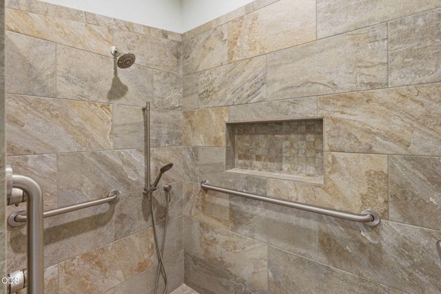 235 Glenoak Lane, Grants Pass, OR 97526