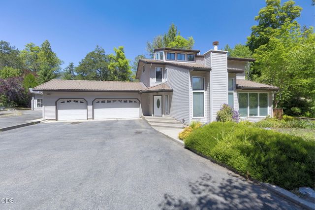 235 Glenoak Lane, Grants Pass, OR 97526