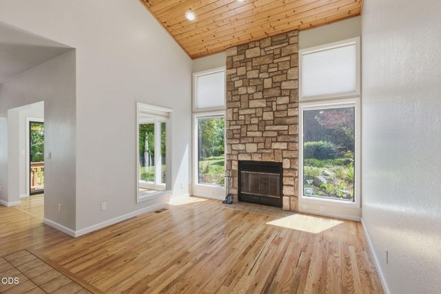 235 Glenoak Lane, Grants Pass, OR 97526