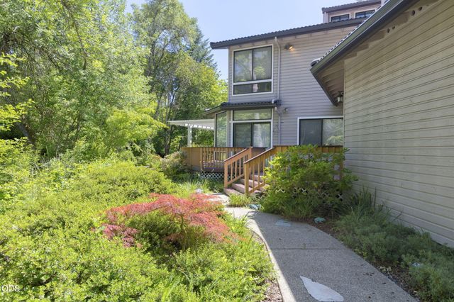 235 Glenoak Lane, Grants Pass, OR 97526