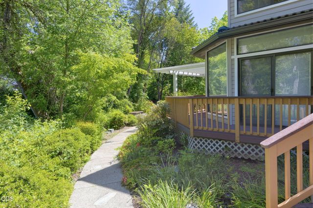 235 Glenoak Lane, Grants Pass, OR 97526