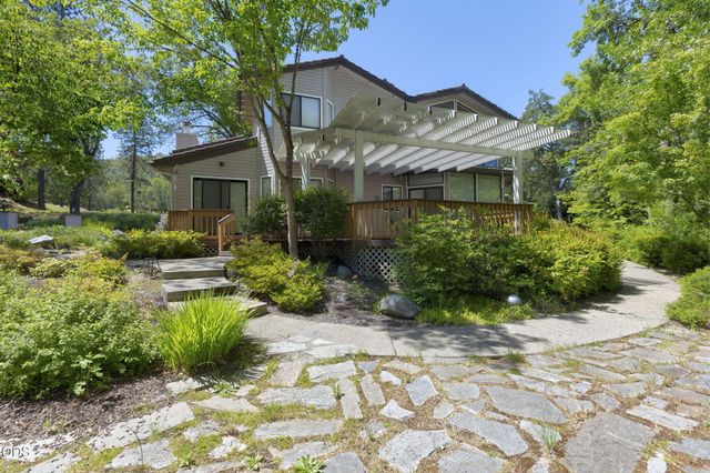 235 Glenoak Lane, Grants Pass, OR 97526