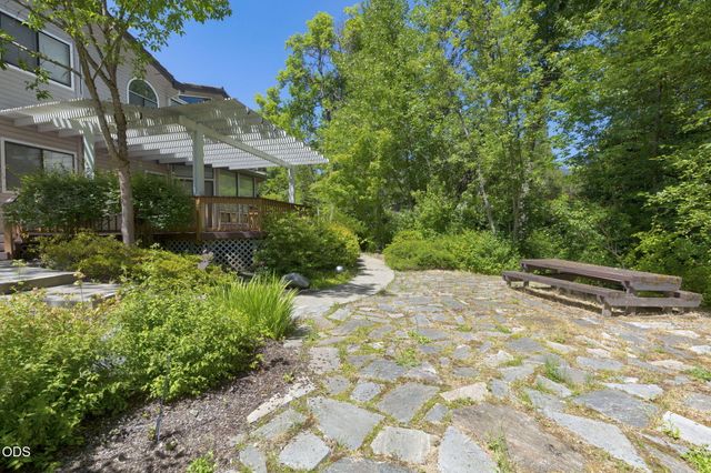 235 Glenoak Lane, Grants Pass, OR 97526