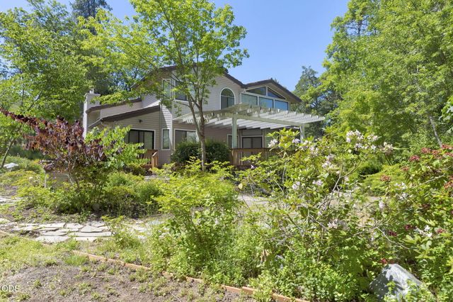 235 Glenoak Lane, Grants Pass, OR 97526