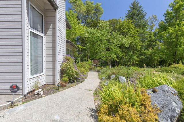 235 Glenoak Lane, Grants Pass, OR 97526