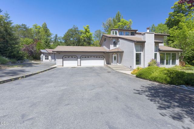 235 Glenoak Lane, Grants Pass, OR 97526