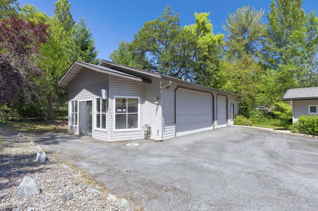 235 Glenoak Lane, Grants Pass, OR 97526