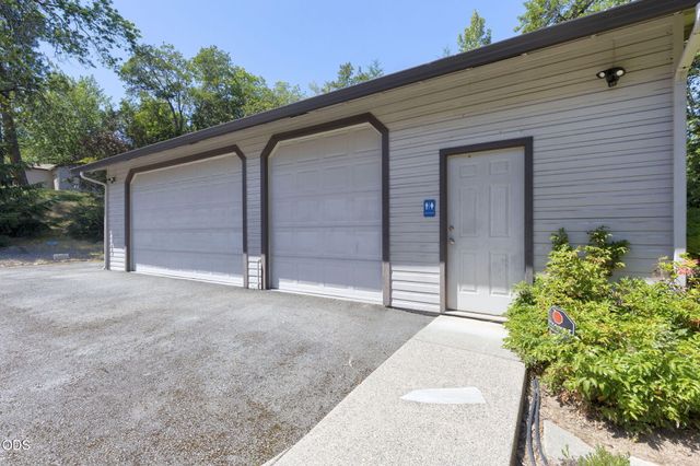 235 Glenoak Lane, Grants Pass, OR 97526