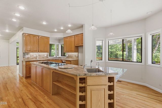 235 Glenoak Lane, Grants Pass, OR 97526