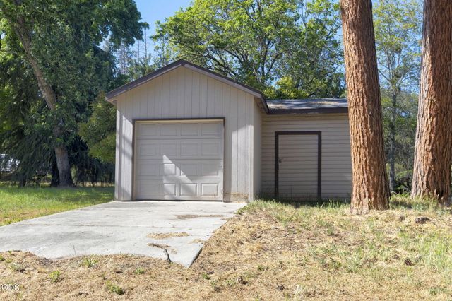 235 Glenoak Lane, Grants Pass, OR 97526