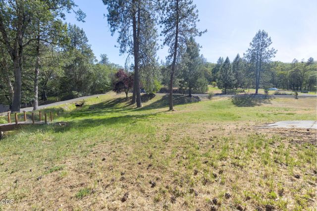 235 Glenoak Lane, Grants Pass, OR 97526