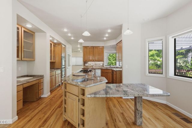 235 Glenoak Lane, Grants Pass, OR 97526