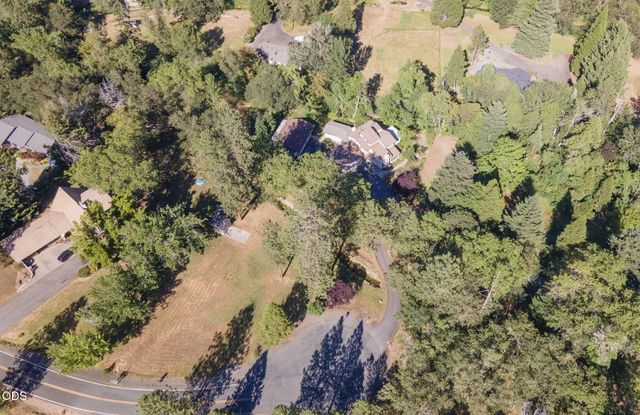 235 Glenoak Lane, Grants Pass, OR 97526