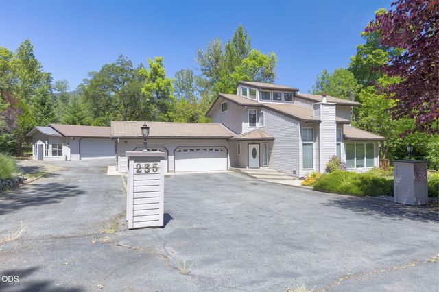 235 Glenoak Lane, Grants Pass, OR 97526
