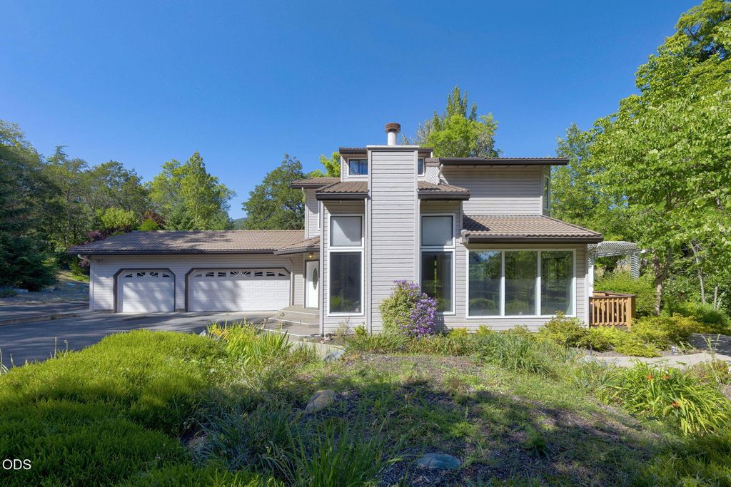 235 Glenoak Lane, Grants Pass, OR 97526