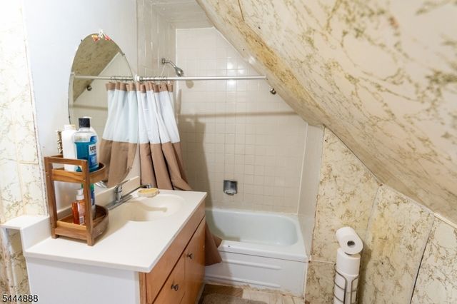 65 Taylor St, Newark City, NJ 07104