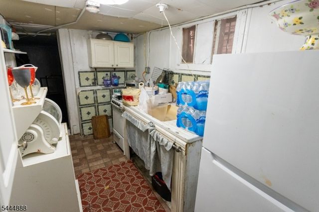 65 Taylor St, Newark City, NJ 07104