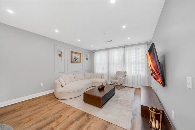 2 Harvest Dr 108, North Andover, MA 01845