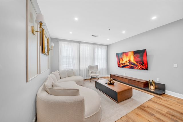 2 Harvest Dr 108, North Andover, MA 01845