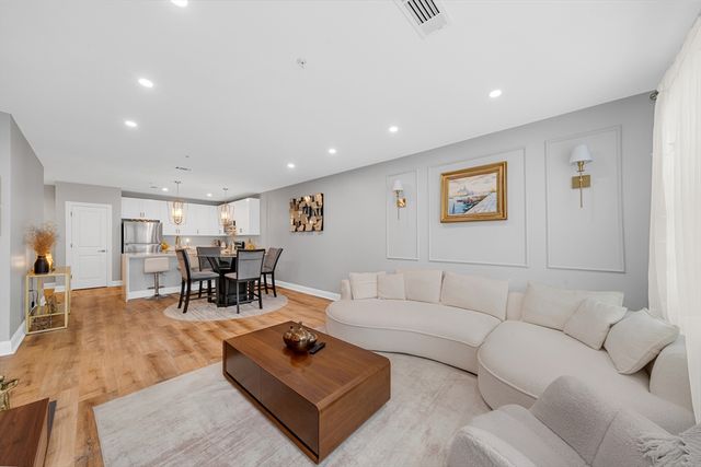 2 Harvest Dr 108, North Andover, MA 01845