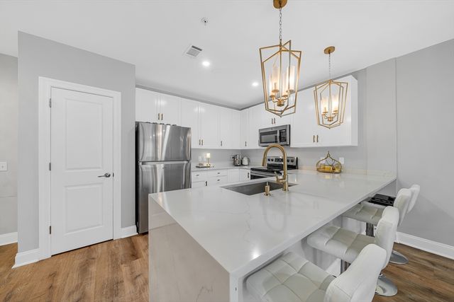 2 Harvest Dr 108, North Andover, MA 01845