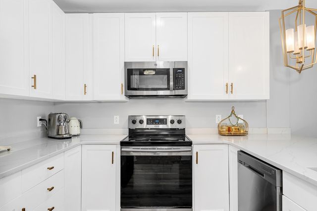 2 Harvest Dr 108, North Andover, MA 01845