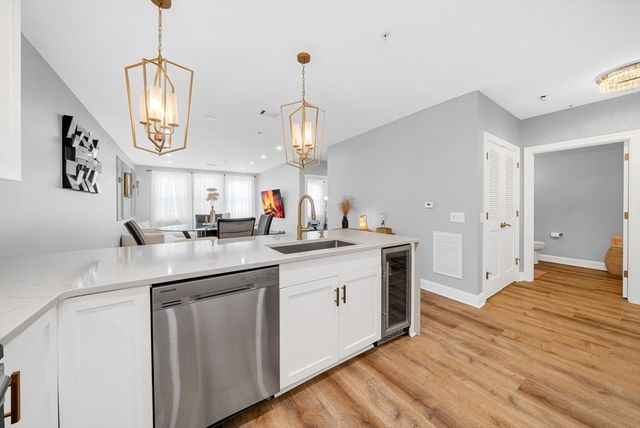 2 Harvest Dr 108, North Andover, MA 01845