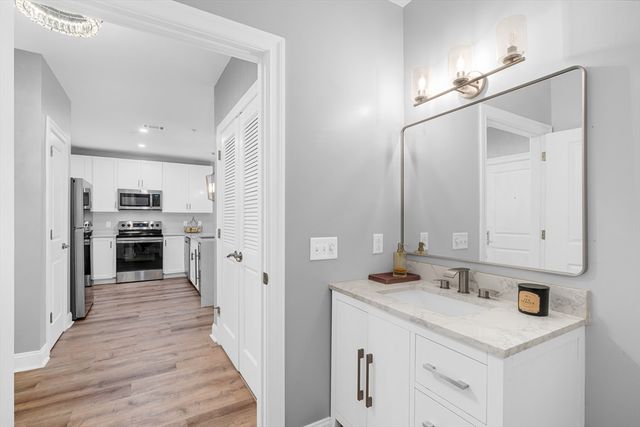 2 Harvest Dr 108, North Andover, MA 01845