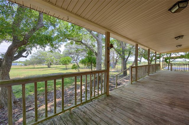 3814 Maeker RD, Flatonia, TX 78941