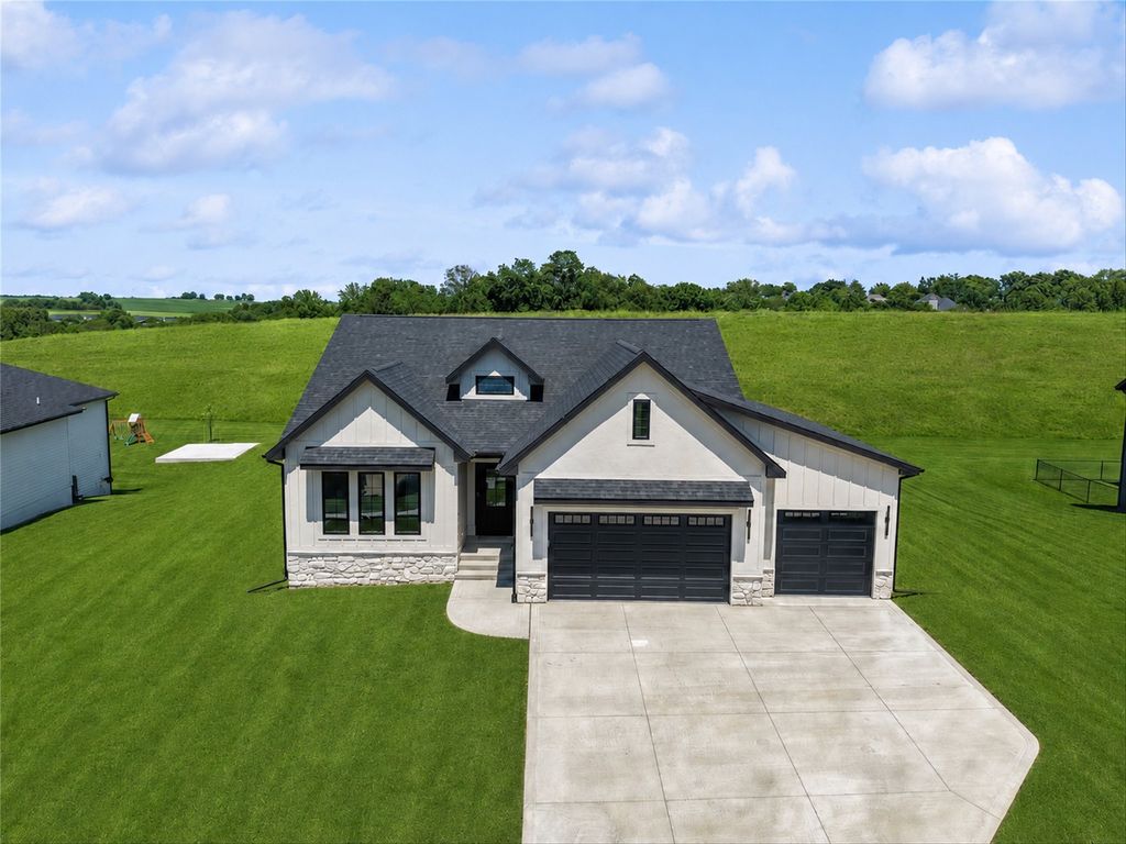 1608 N G Street, Indianola, IA 50125