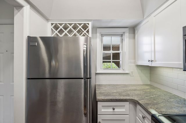 130 W End Pl, Nashville, TN 37205