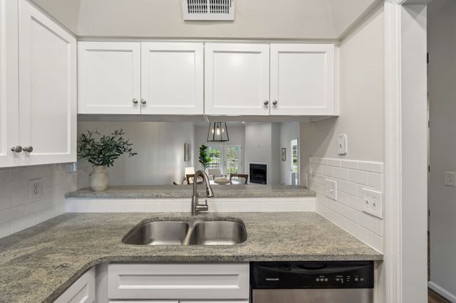 130 W End Pl, Nashville, TN 37205